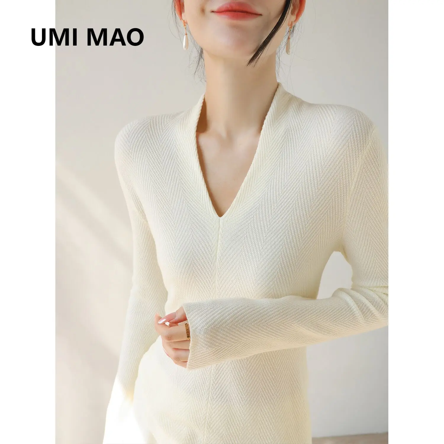 

UMI MAO Design Sense V-Neck Water Ripple Slim Knitted Wool Sweater Women Autumn Long Sleeve Inner Wear Outer Wear Base Shirt