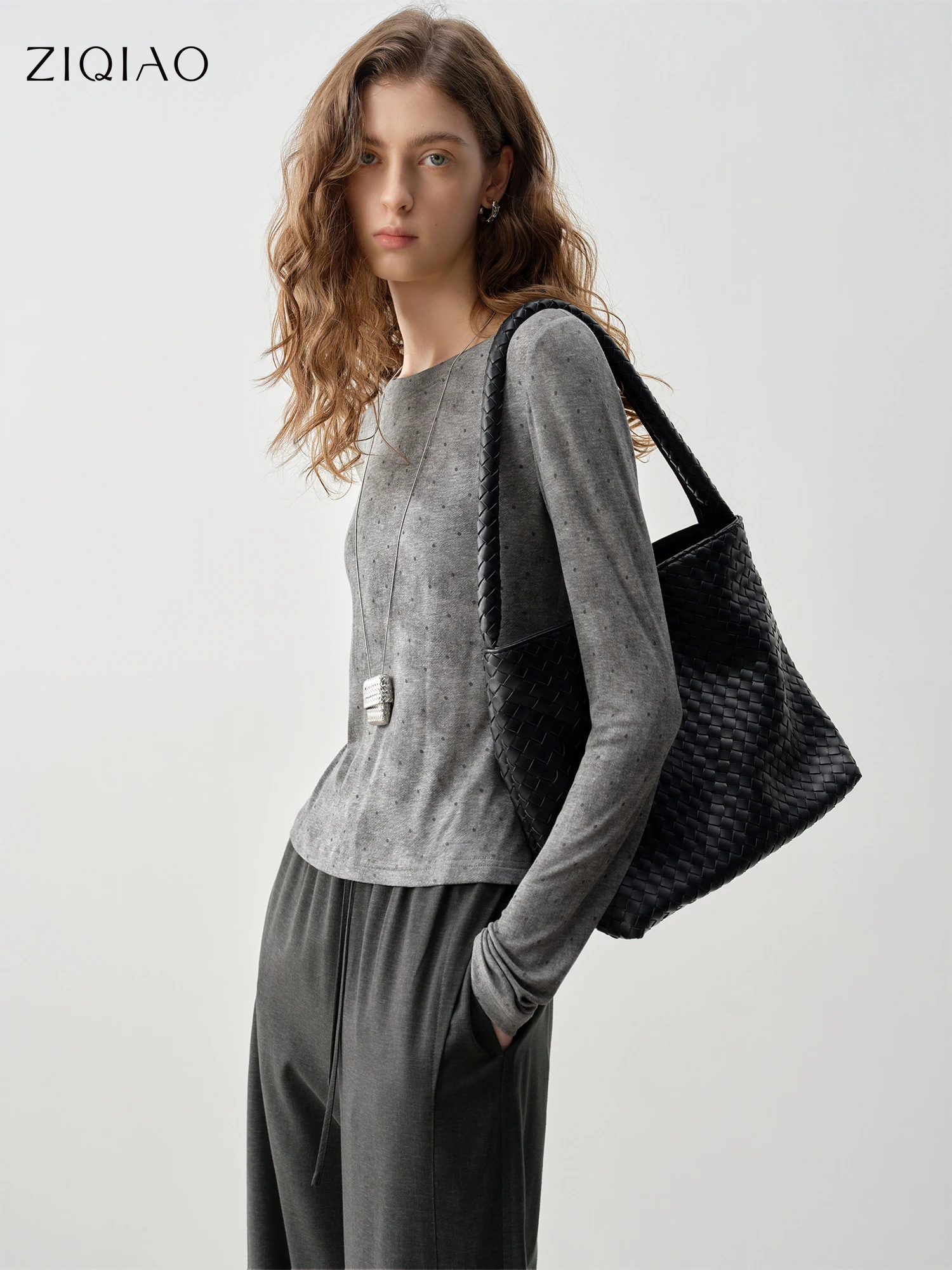 

ZIQIAO Artistic Polka Dot Print Knit Crew Neck Long-sleeved T-shirt Top Slim 2026 Spring New Arrival for Women