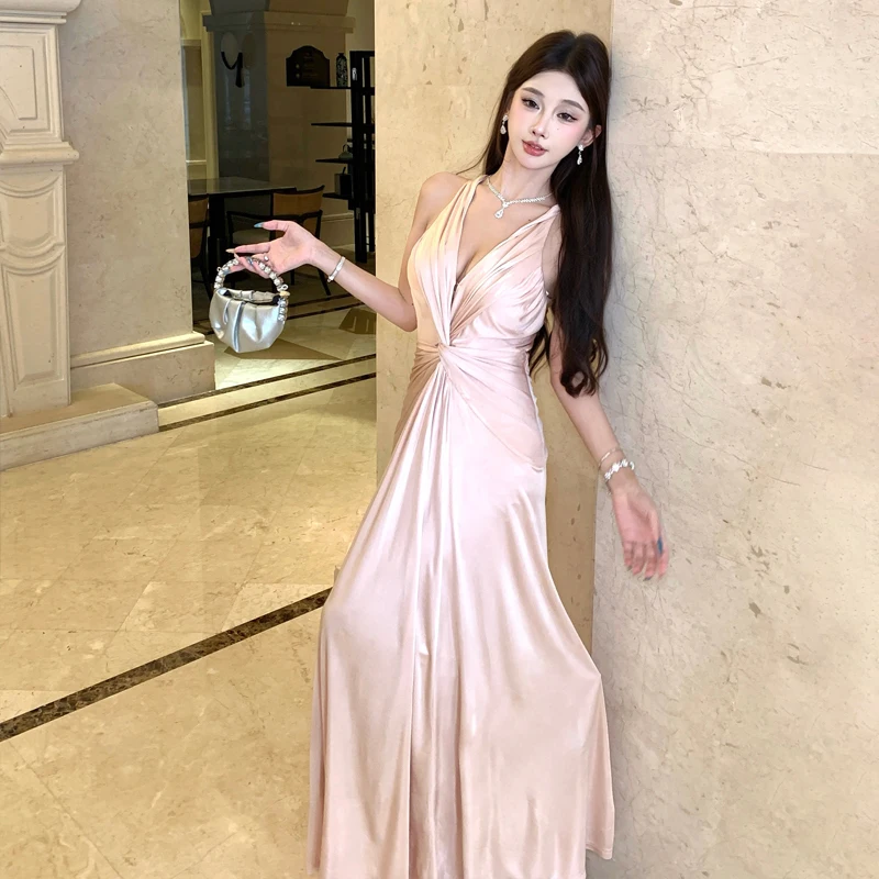 2026 Zomer Franse Mode Lichte Luxe Avondjurk Vrouwen V-hals Backless Sexy Mouwloze Satijnen Jurk Chic Elegante Banket Gown