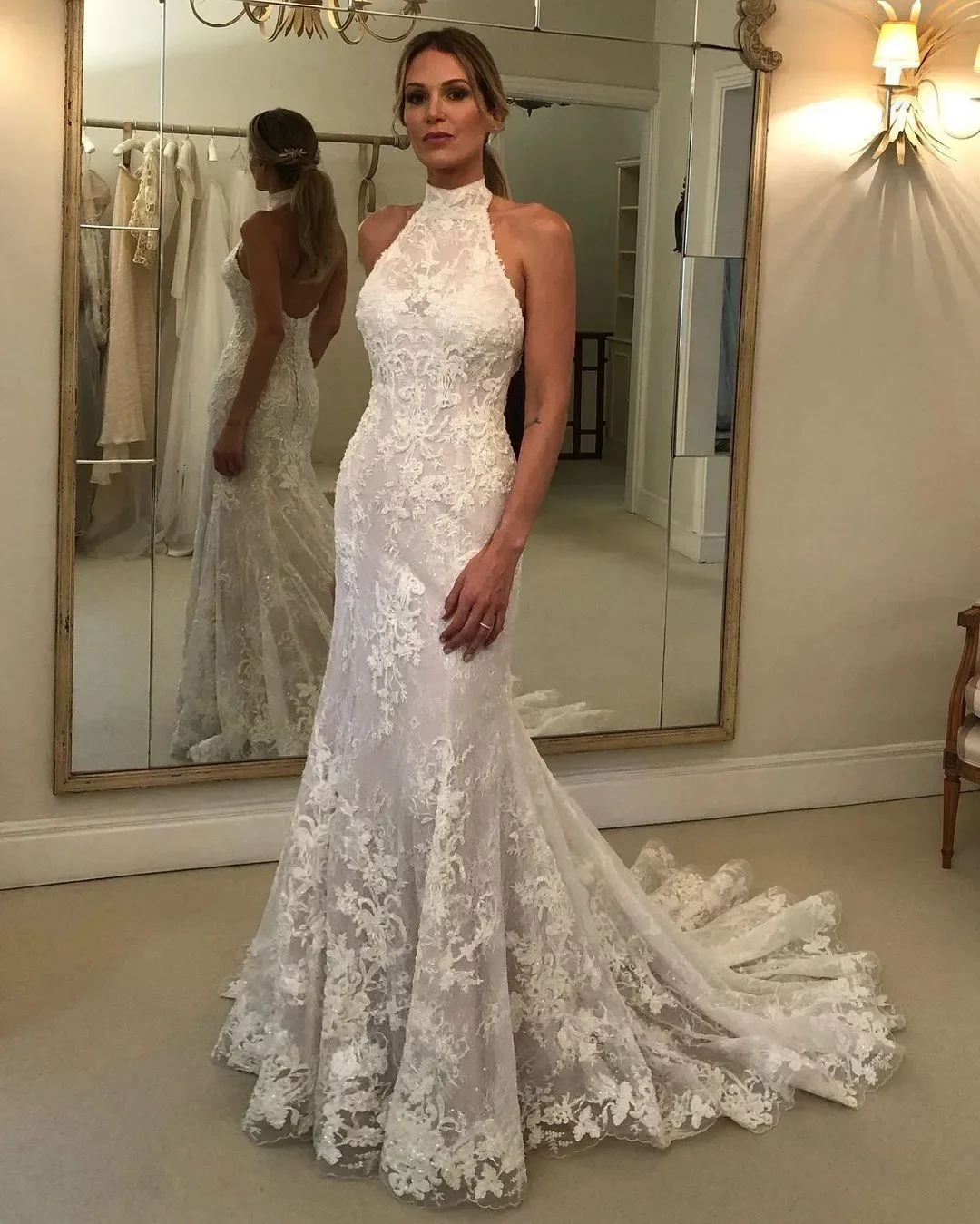 ชุดแต่งงานทรงเมอร์เมดลูกไม้สั่งตัดพิเศษ ดีไซน์หรูหรา สายคล้องคอแบบเซ็กซี่ ประดับลูกไม้ ชายกระโปรงยาวแบบปิด ปิดกระดุมด้านหลัง