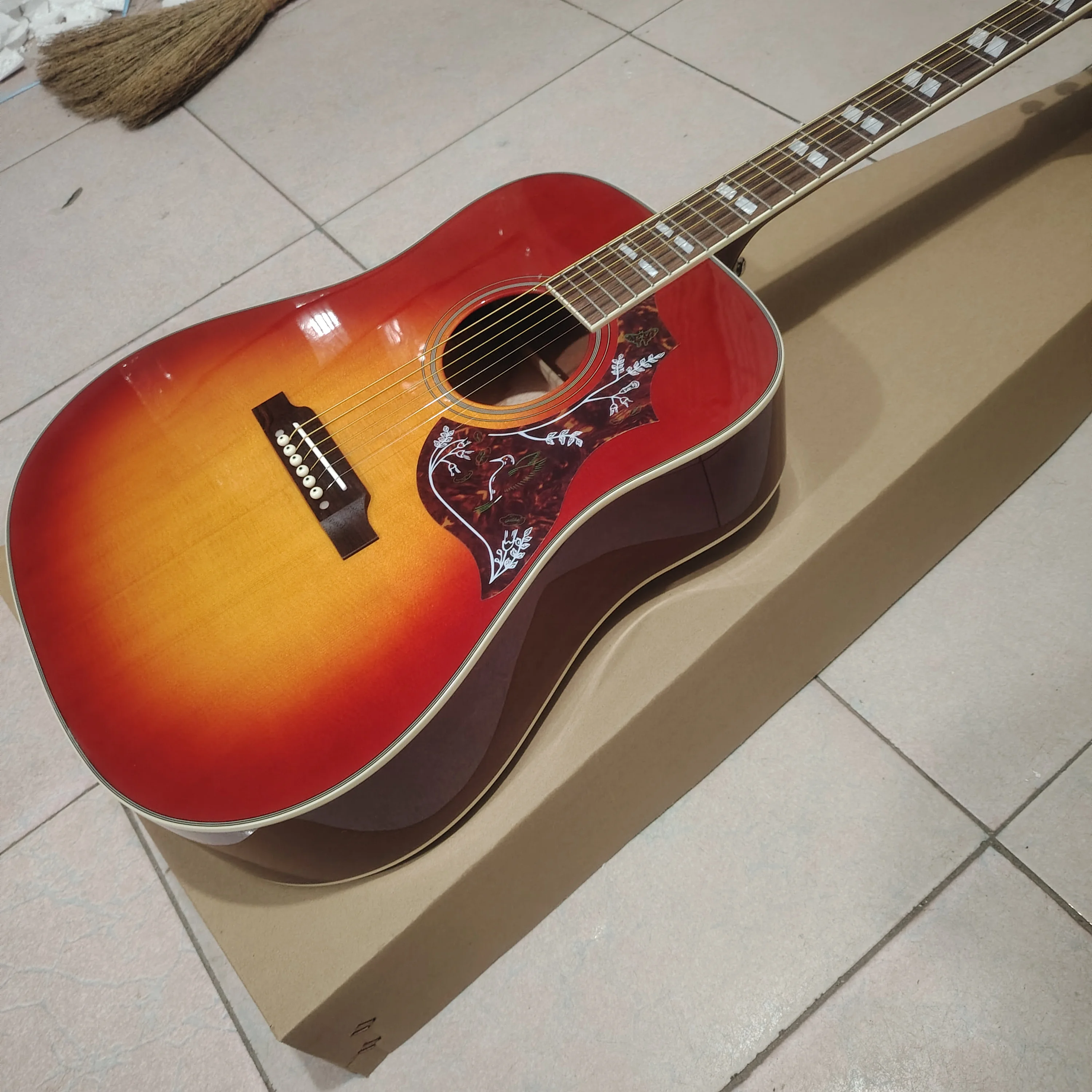جيتار صوتي على طراز هامينجبيرد - مراجعة Acoustic Guitar Dreadnought وسعره