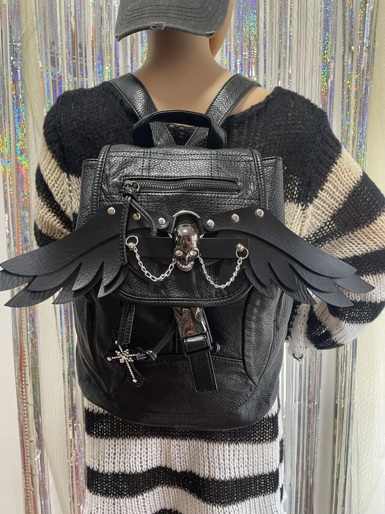 Gothic Wing Skull Backpack Y2K Punk Black Faux Leather Backpack Rhinestone Cross Chain Rivet Alt Dark Streetwear Daypack