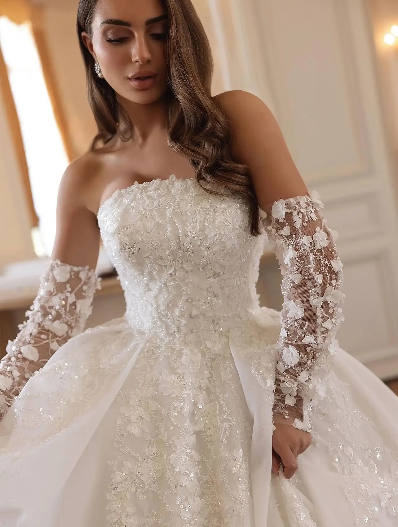 カスタムメイドの高級感あふれる、上品なストラップレスウェディングドレス。アップリケ、シフォン、パールをあしらったフォーマルなブライダルパーティードレス、豪華なブライダルガウン。