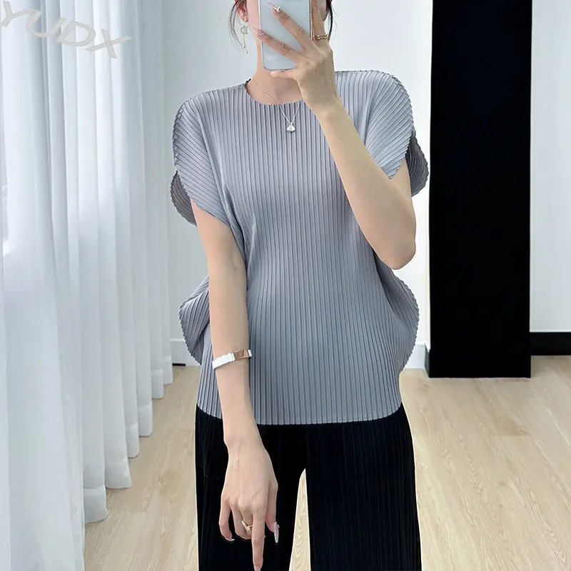 

YUDX Miyake Casual T-shirt 2023 Summer New Hundred with Thin Bat Sleeve Loose Round Neck Pleated Solid Color Women's Tops