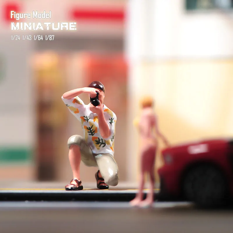 Miniature 1/87 1/64 1/43 1/24 1/18 The Young Man Taking Photos Figure Street Scene Sand Table Photography Model for Cars Vehicle