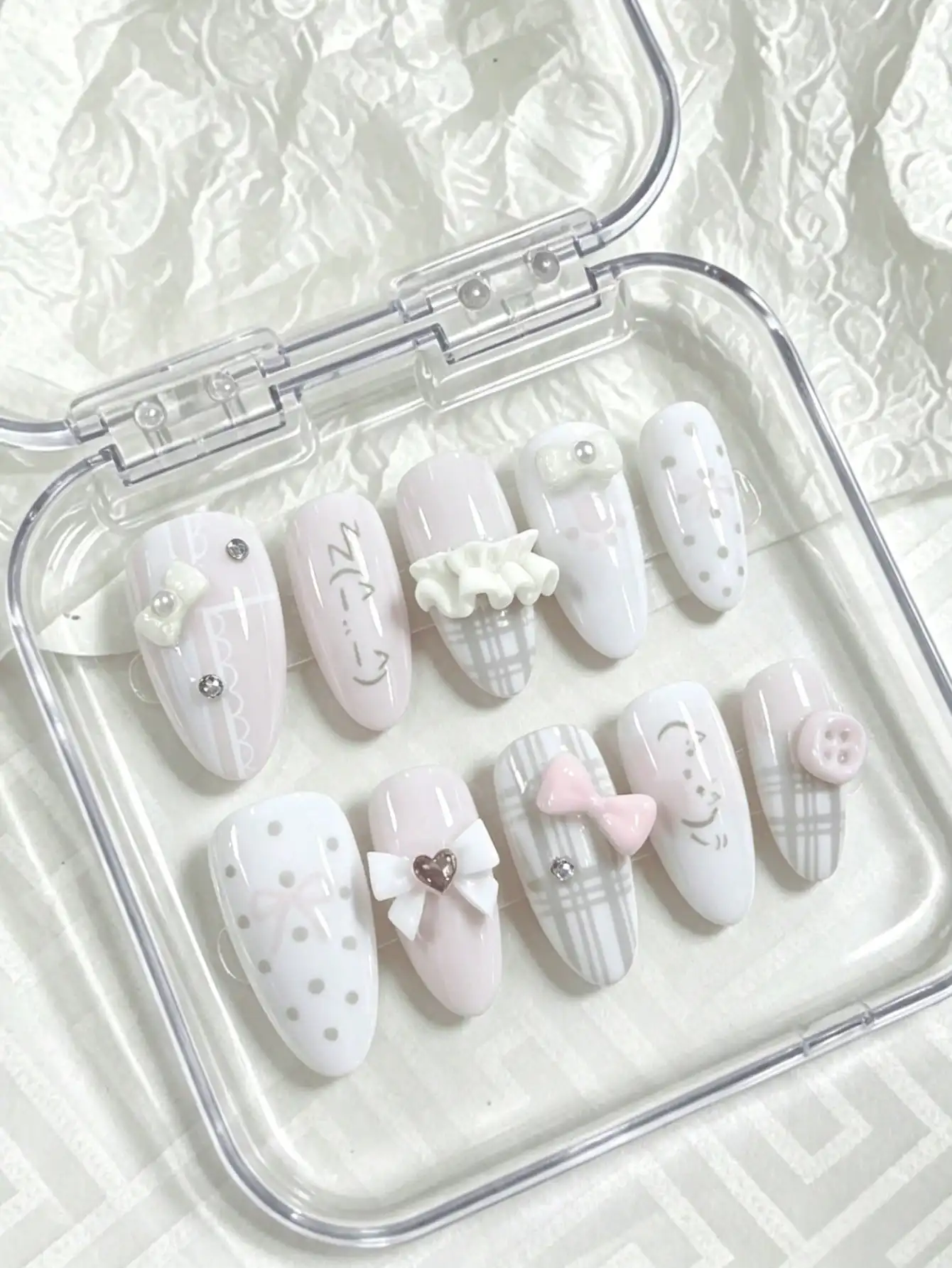 10 faux ongles faits main en forme d'amande, longueur moyenne, motifs cerises roses et blanches à pois, style doux et élégant, avec des motifs 3D de cerises, de pois et d'étoiles, utilisant des techniques de décoration 3D et des techniques œil-de-chat aux tons nude, adaptés aux filles pendant la saison des diplômes, parfaits pour les vacances d'été, adaptés au quotidien, au campus et aux rendez-vous mignons, incluent de la colle gelée et une lime à ongles.