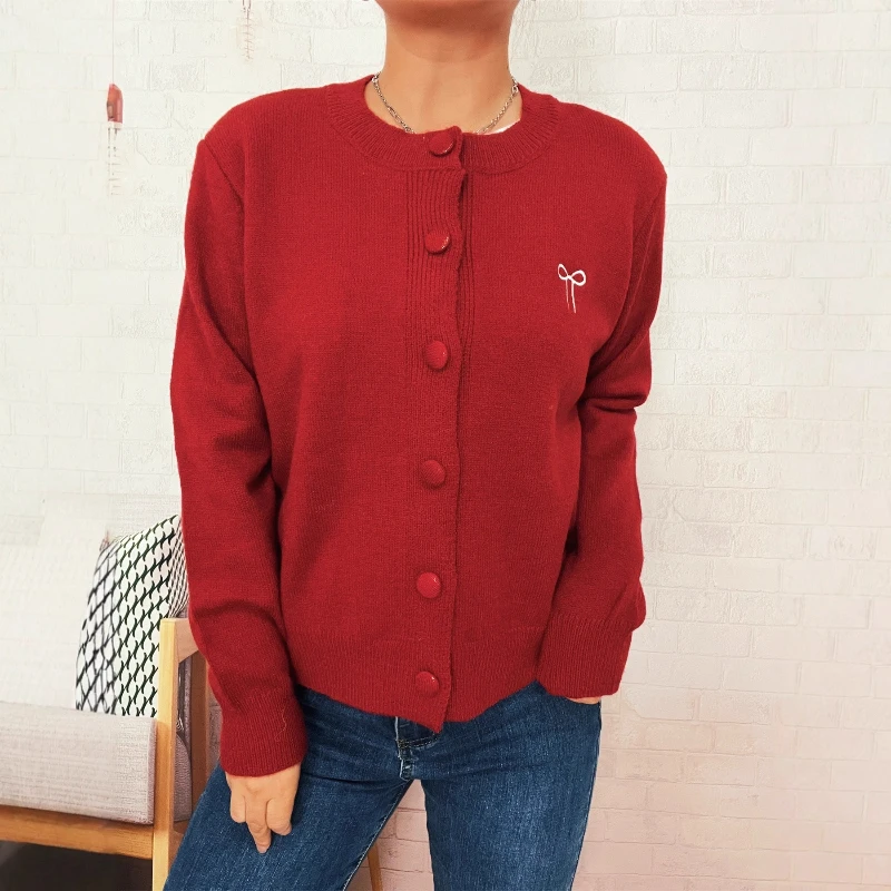 Nowa kolekcja jesień/zima 2025: Dwuczęściowy sweter damski z dzianiny, z haftem w motyle, zapinany na guziki, idealny na dojazdy do pracy i wakacje.