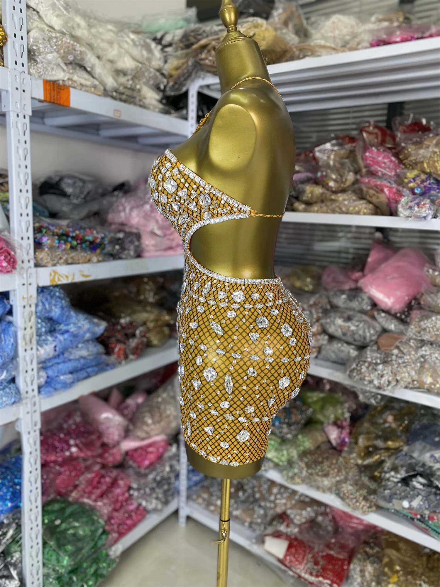 Minivestido ceñido de malla amarilla con estampado de diamantes de imitación brillantes para mujer, vestido Sexy para fiesta y Club nocturno, disfraces de rendimiento