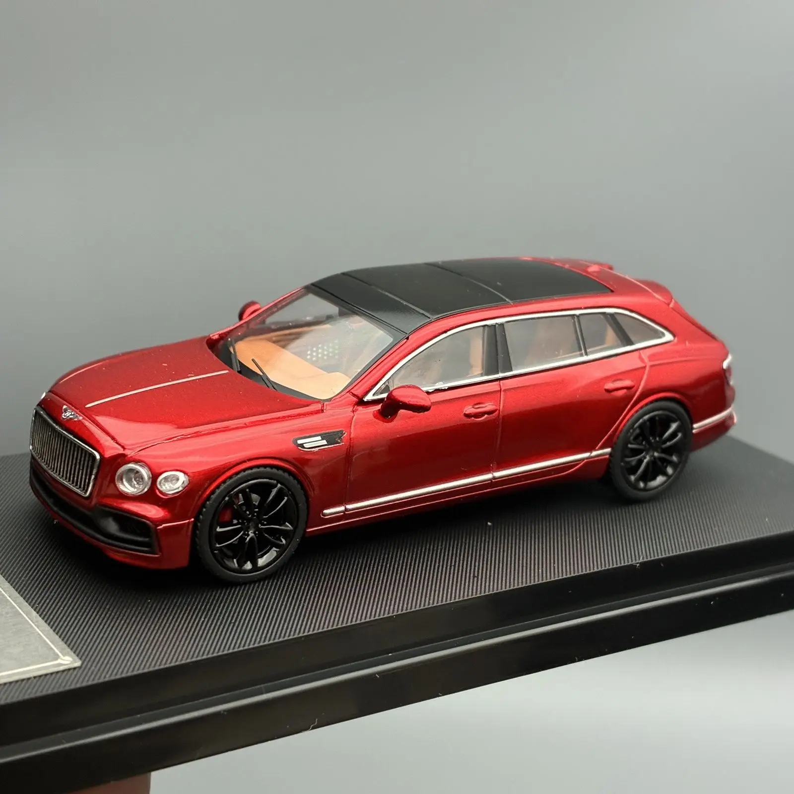 TNT Diecast 1/64 Scale Bentley Shooting Brake Car Model Alloy Bentley Station Wagon Play Vehicles Model Collectible Ornaments