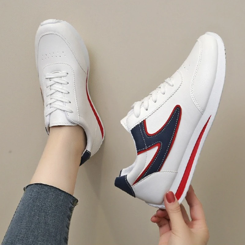 春の新作、通気性抜群で多用途なレディーススニーカー。カジュアルで快適なスポーツシューズ、軽量でファッショナブルなランニングシューズ。