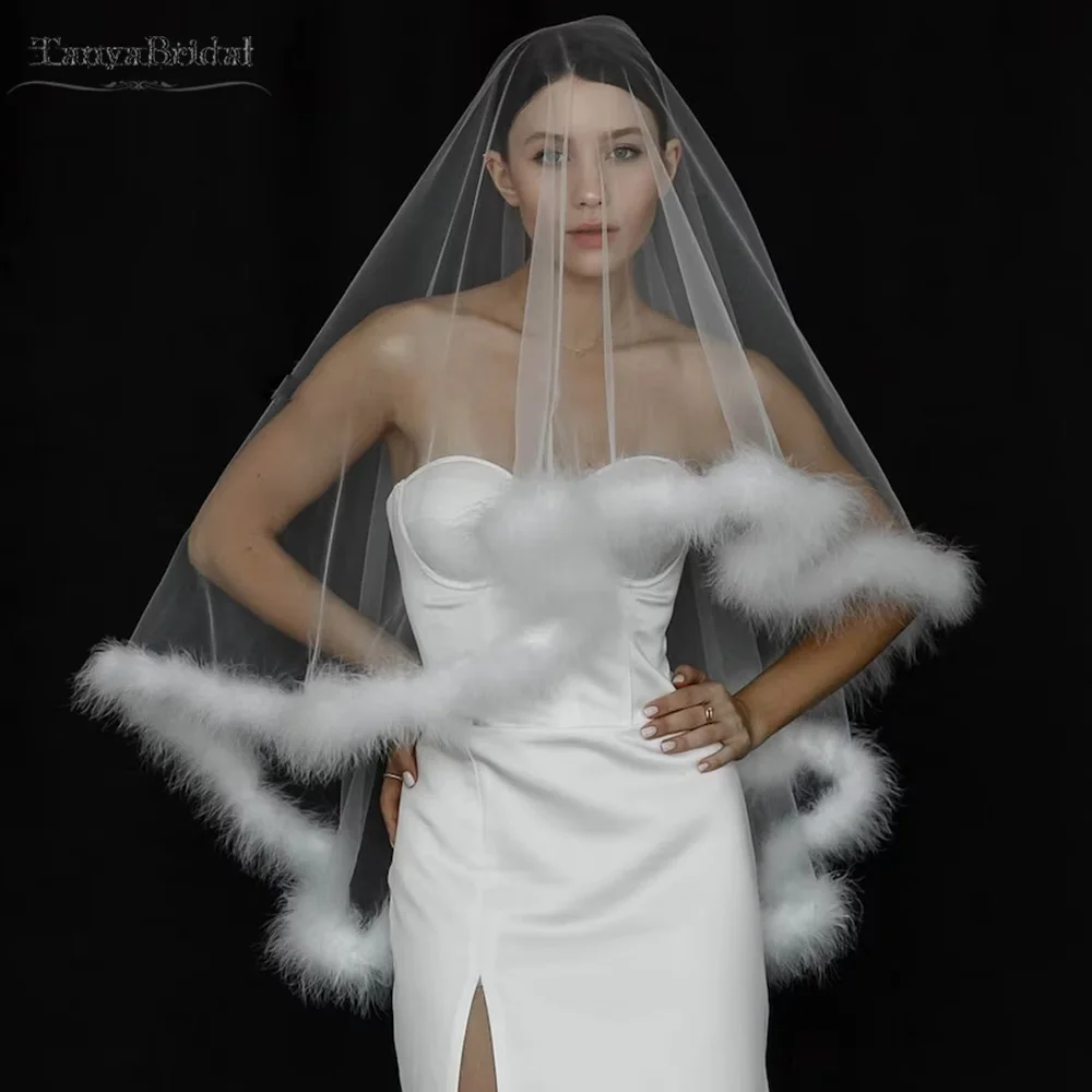 

Short Tulle Veil With Feather Edge ,Luxury Bridal Veil With Comb DV079
