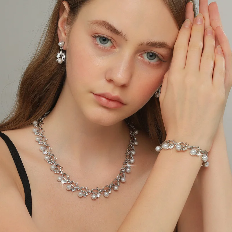 

Cross-border E-commerce European and American New Pearl Necklace Set for Women Alloy Inlaid Diamond Necklace Earrings Bridal Hig