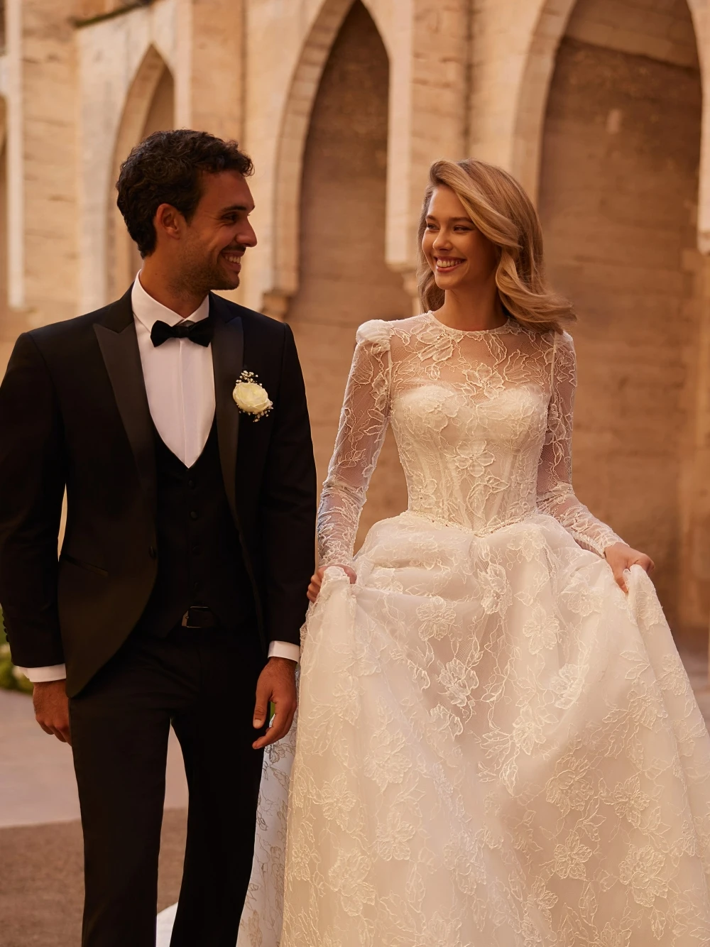 Femmes Appliques florales longue Train robe de mariée romantique col rond dentelle robe de mariée personnalisé mode Corset boutons dos porter