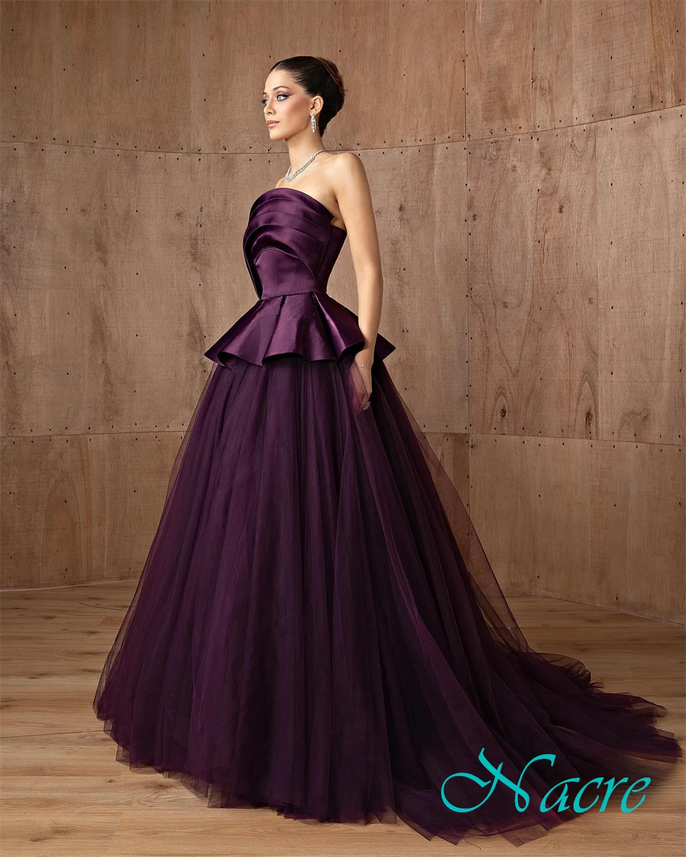 

Изысканное вечернее платье без бретелек из тюля по индивидуальному заказу. Нежные платья для выпускного вечера без рукавов. Роскошные платья с часовенным шлейфом для особых случаев.