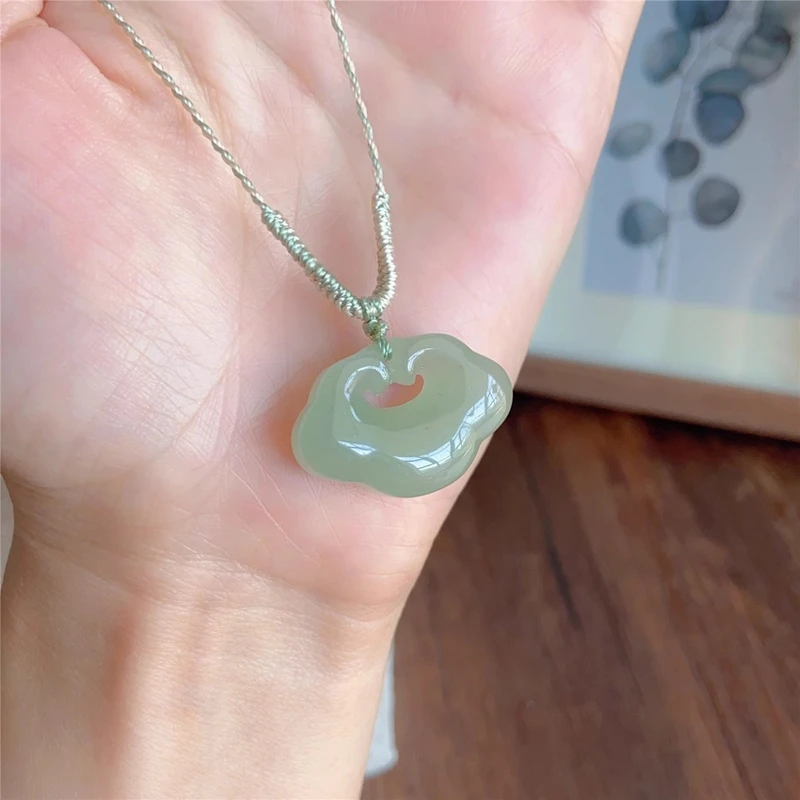 قلادة السلام الطبيعية Dongling Jade Auspicious Cloud Ruyi Lock هي هدية مهرجان لأفراد الأسرة، مما يرمزية السلام