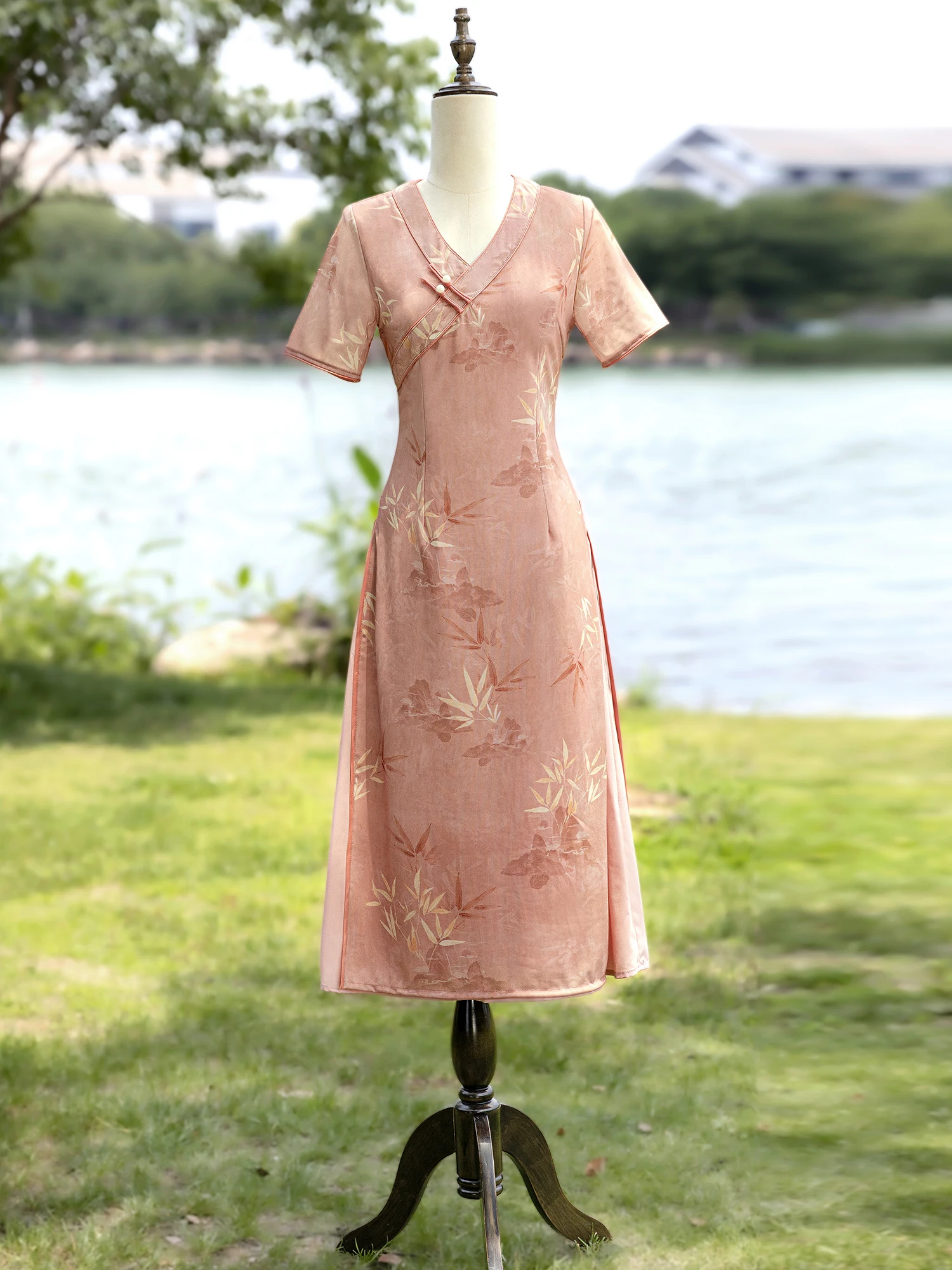 

Новая улучшенная версия женского летнего платья-ципао Ele Pink Low-Ne Qipao Dr 2026 года в китайском национальном стиле с вышивкой бамбуковыми листьями