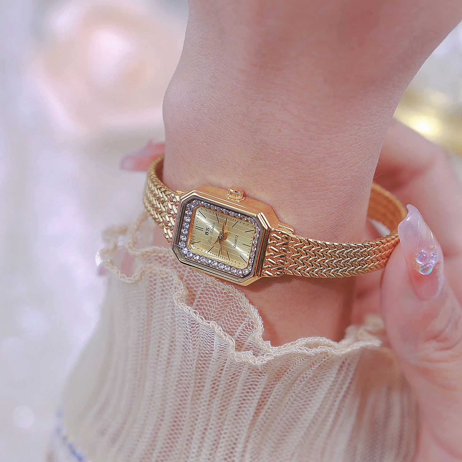 ساعة ذهبية للسيدات فاخرة بمينا ماسي صغير ومزاج أنيق وبسيط وحزام شبكي ذهبي كوارتز ساعة يد هدية للنساء