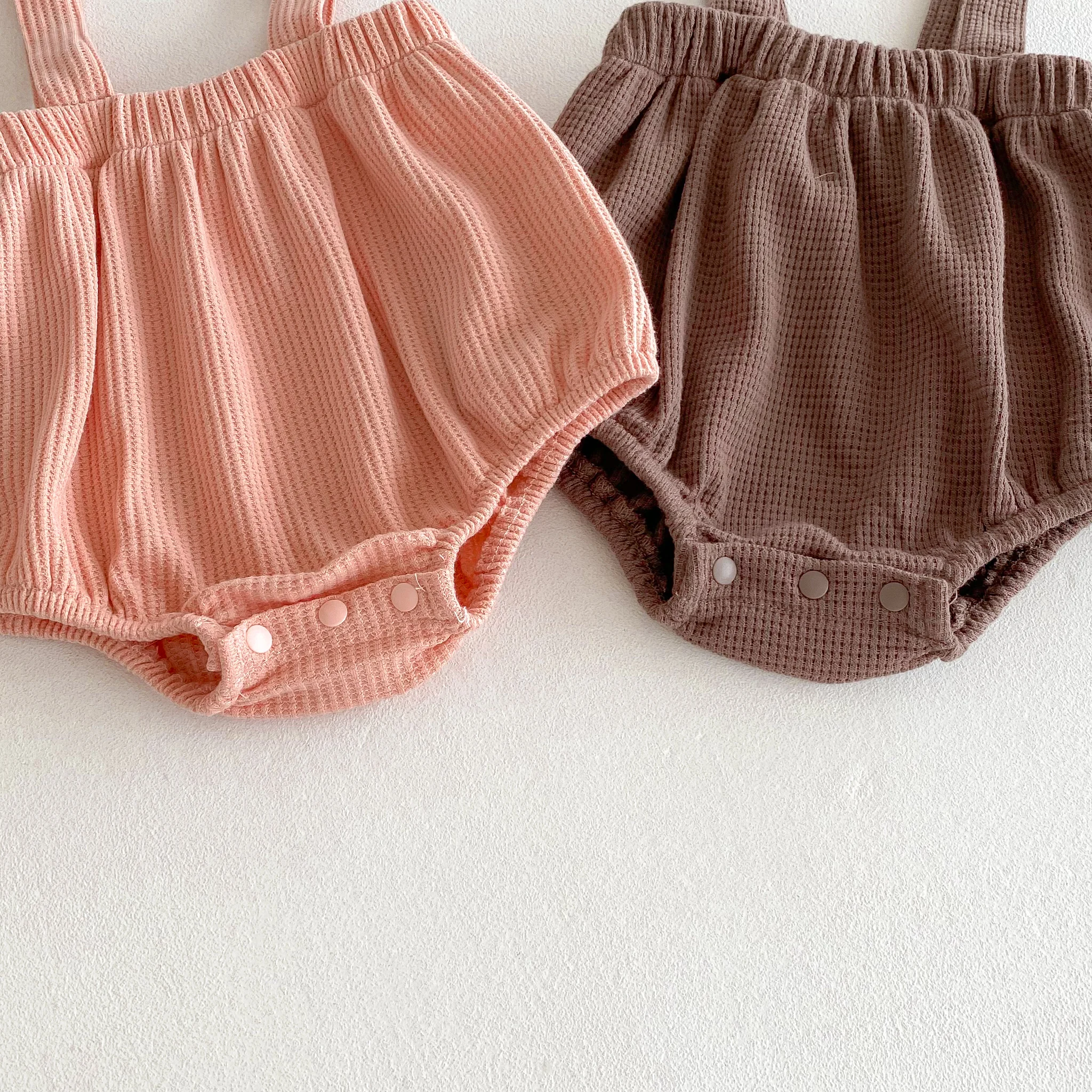 Frühlings- und Herbst-Neuheit: Süßes und stilvolles zweiteiliges Set für Mädchen mit Spitzenbesatz, Blumenmuster-Oberteil und Latzhose. – Detail 9