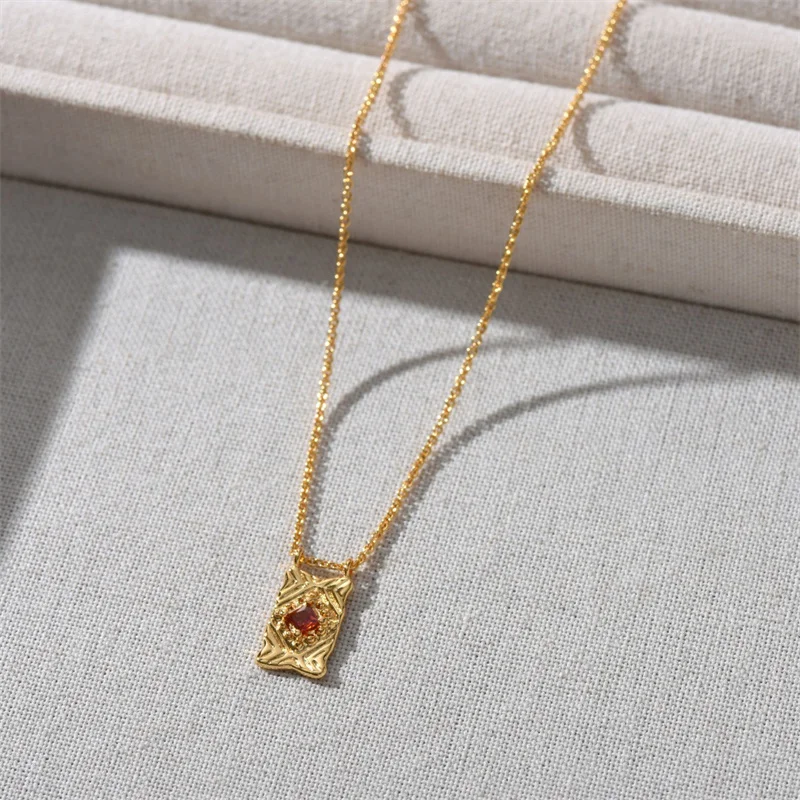 بسيطة الأزياء الخفيفة الفاخرة الملمس المعدني مربع الزركون قلادة الترقوة سلسلة كل مباراة اليومية رائعة قلادة للنساء