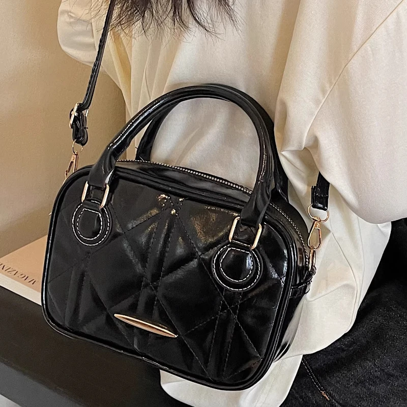 

2026 New Fashionable High Quality Large Capacity Storage Handbag for Women's Light Luxury Versatile Simple Crossbody Bag