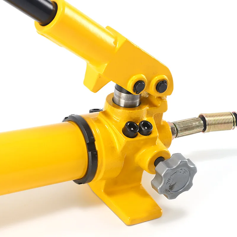 Manual hydraulic pump CP-700 Oil storage 0.9 liters Output pressure 70 trillion Pa 4