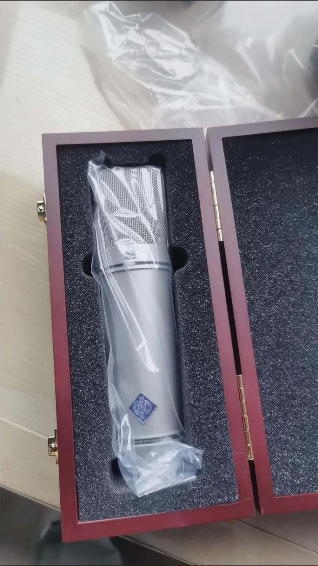 

Новый высокопроизводительный конденсаторный микрофон U87AI, регулируемый в трех направлениях, подходит для профессиональных студий записи.