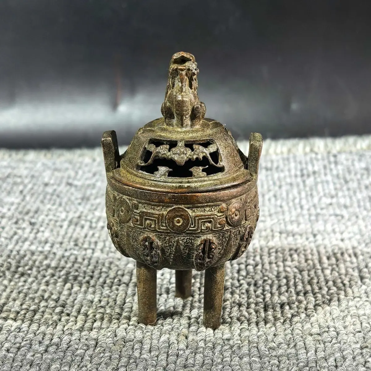 Antique binaural tripod auspicious beast lion copper incense burner incense burner ornament weighs about 147 grams