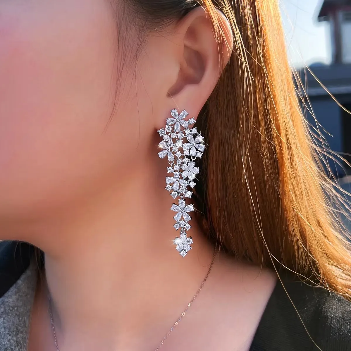 CWWZircons Lange Blumen-Ohrringe mit mehrfarbigem blauem Zirkonia für Damen, modischer Statement-Schmuck für Hochzeit und Party, Großhandel E0382 – Detail 10
