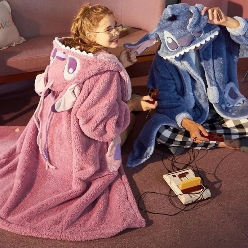 

Новая плюшевая пижама с капюшоном Stitch Angel Couple, осенне-зимняя толстая флисовая ночная рубашка, халат, домашний костюм, комплект для мужчин и женщин