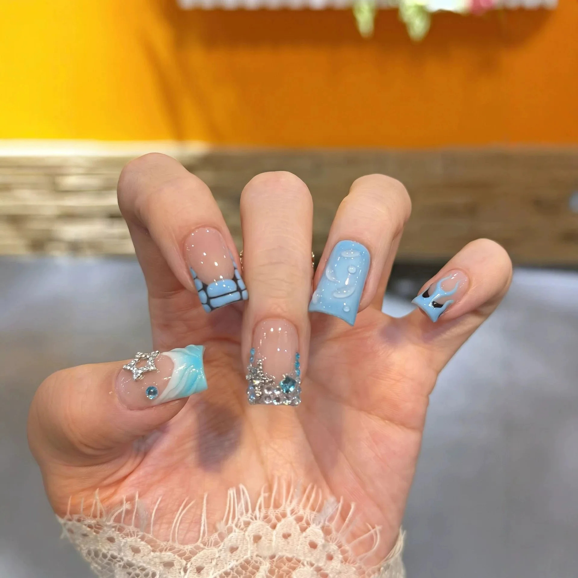 10 Stück Kurze Entenschnabel-Kunstnägel Blaue Französische Nagelspitzen 3D Blumen Vintage Aufdrücknägel Handgefertigte DIY Quadratische Kunstnägel – Detail 3