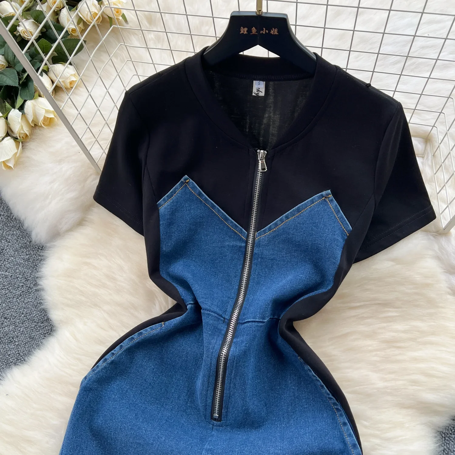 

2025 Short-sleeved Patchwork Slim-fit Denim Dress. Women's Summer New Niche Vintage V-neck Zipper Spell Color Slit Denim Dress