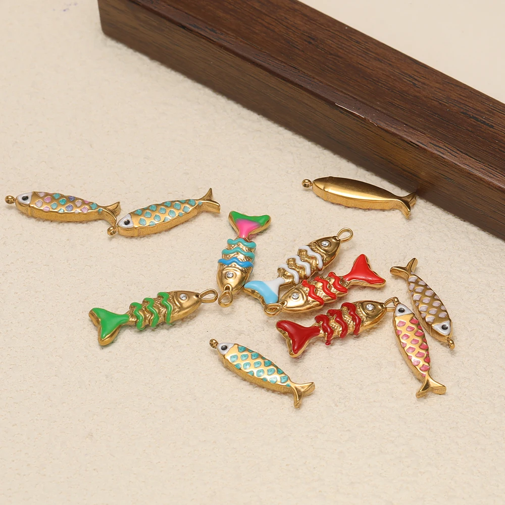 5 Stück Edelstahl-Anhänger mit massiver Emaille in Fischform, 18k vergoldet, für DIY-Schmuckherstellung von Halsketten, Ohrringen und Armbändern. – Detail 3
