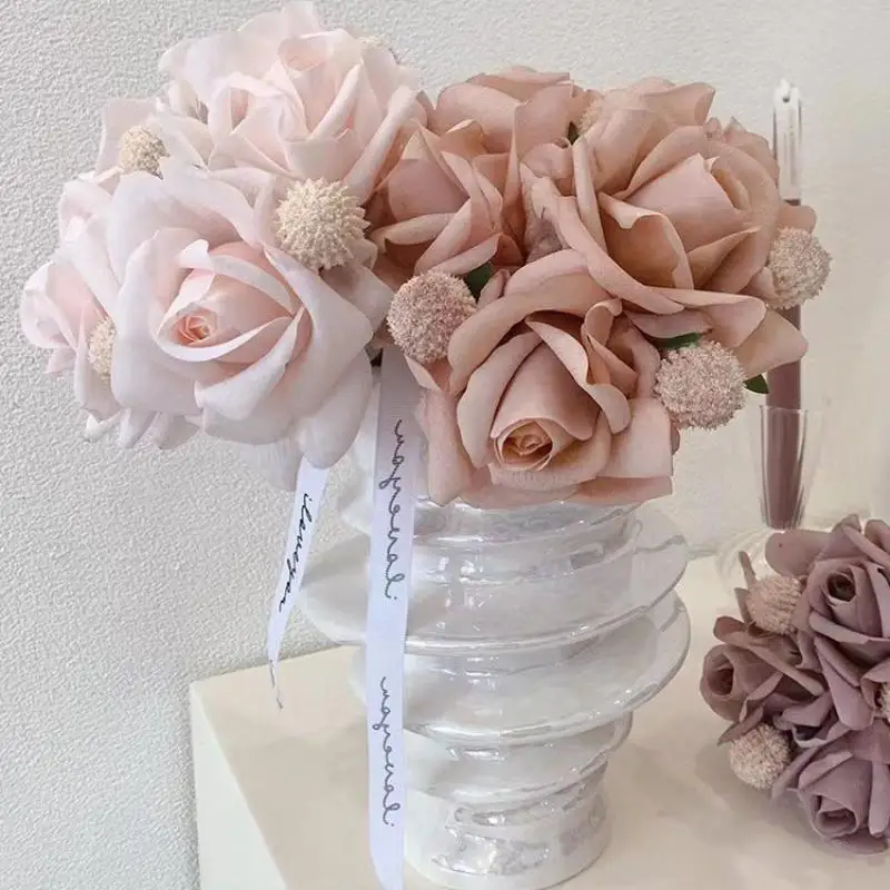 

Brown Gold Ball Holding Flower High-end Hand Moisturizing Rose Simulation Bunched Tea Rose Indoor Setting Decoration Photography