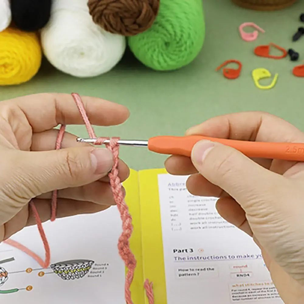 Animal recheado Crochet Kit com vídeo tutorial, fio bonito dos desenhos animados, gancho acessórios para iniciantes, DIY artesanal