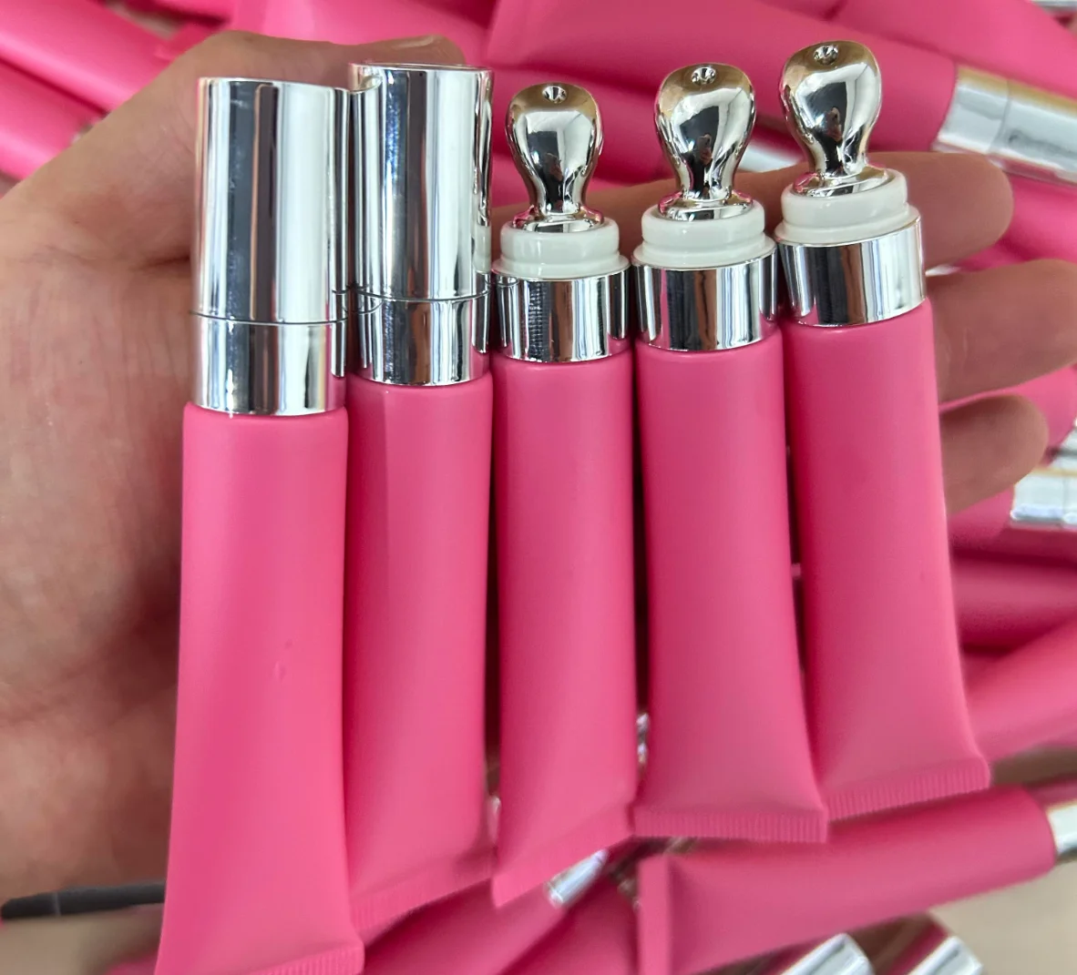 

Сжимаемый тюбик для блеска для губ, контейнер для крема для глаз, упаковка, частная марка, пустые тюбики, ярко-розовая бутылка 15 мл, металлический аппликатор