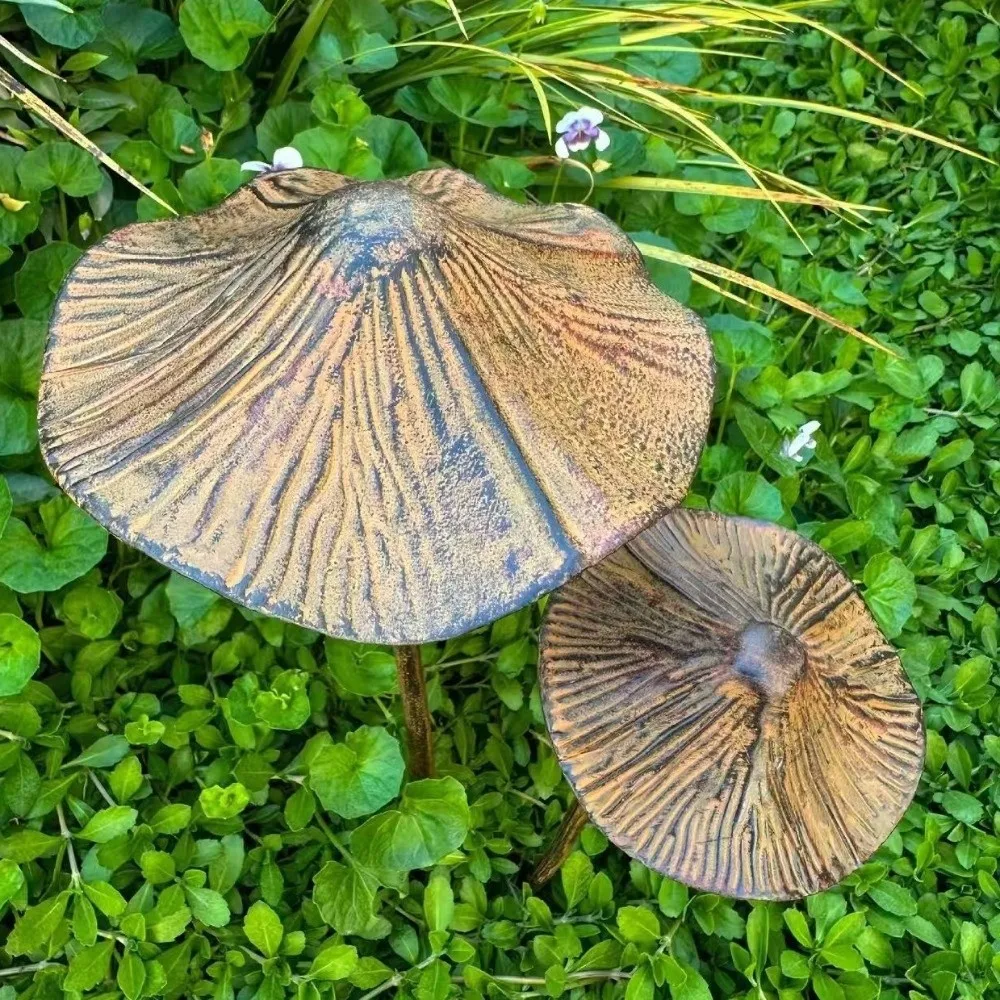 2PCS Retro Style Mushroom Garden Stake Simulation Handmade Garden Landscape Statue Waterproof Iron Mushroom Ornaments