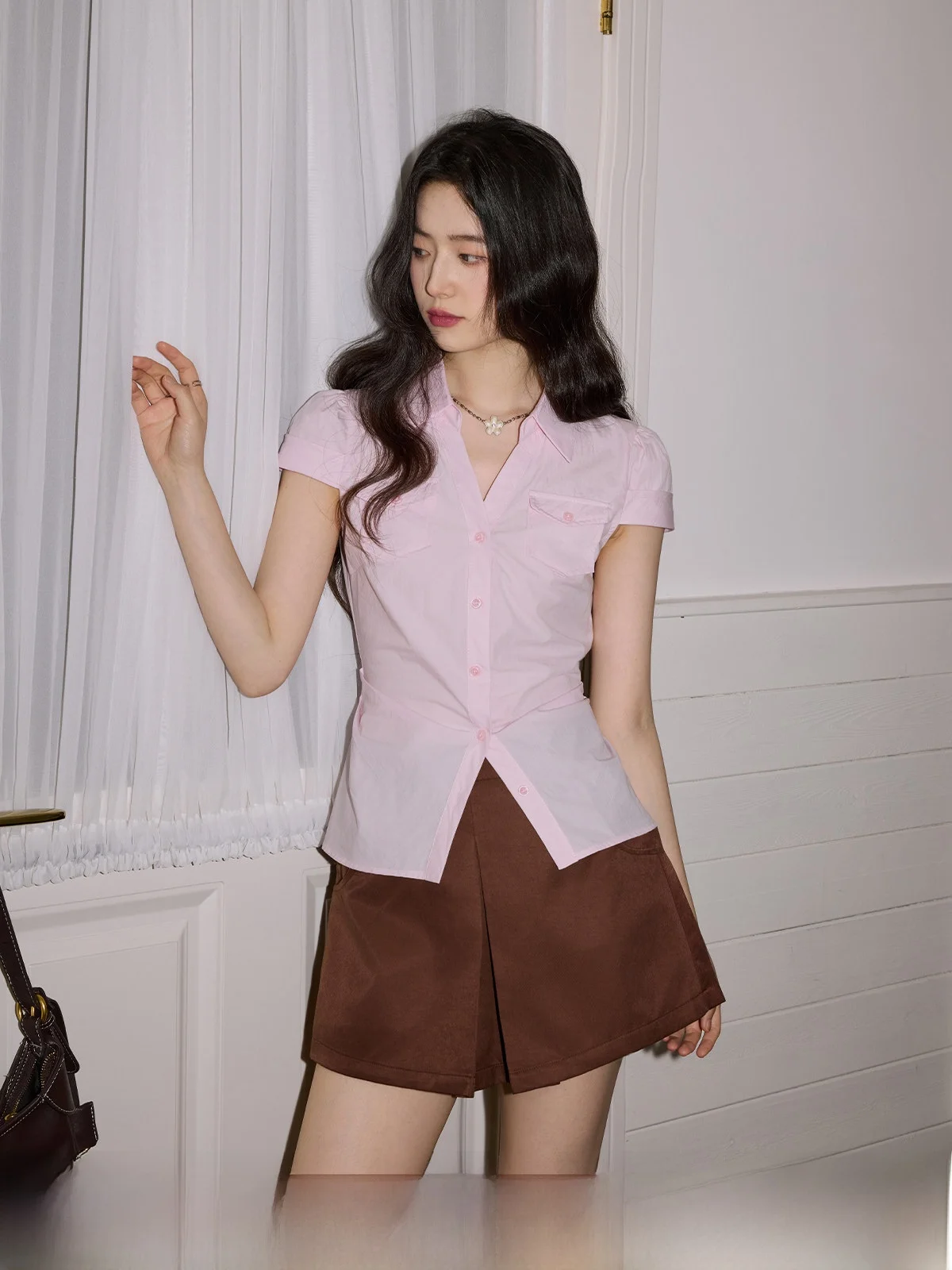 

Женская розовая рубашка с коротким рукавом и V-образным вырезом, приталенного кроя, новая летняя модель, модная рубашка с эффектом утяжки на талии, повседневная офисная одежда