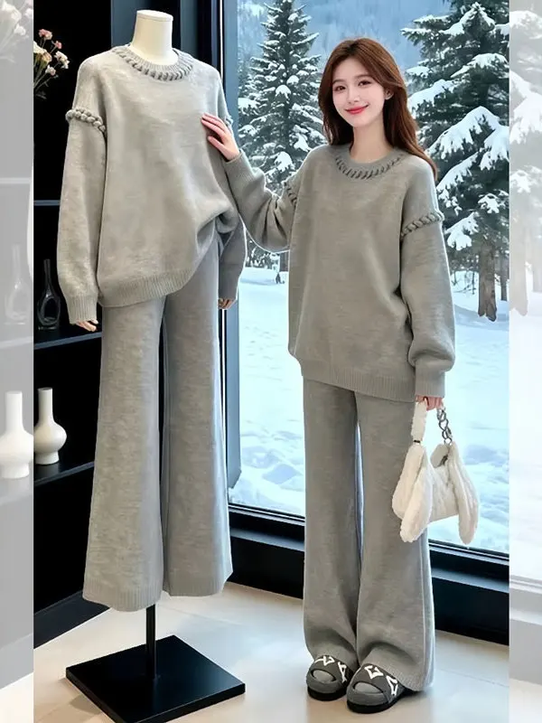 

Корейский вязаный свитер и повседневные брюки: комплект из двух предметов. Модный зимний ансамбль. Удобный комплект с длинными рукавами.