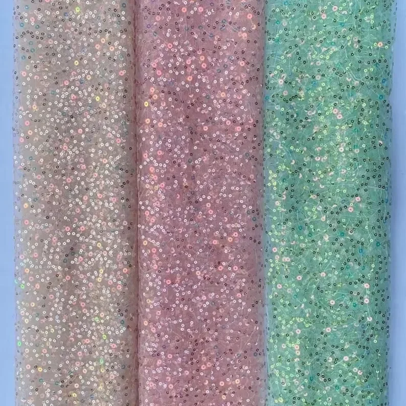 

Ткань из тюля с вышивкой пайетками в 3 цветах: розовый, зеленый, бежевый. Для свадебных платьев. Ширина 51 дюйм.