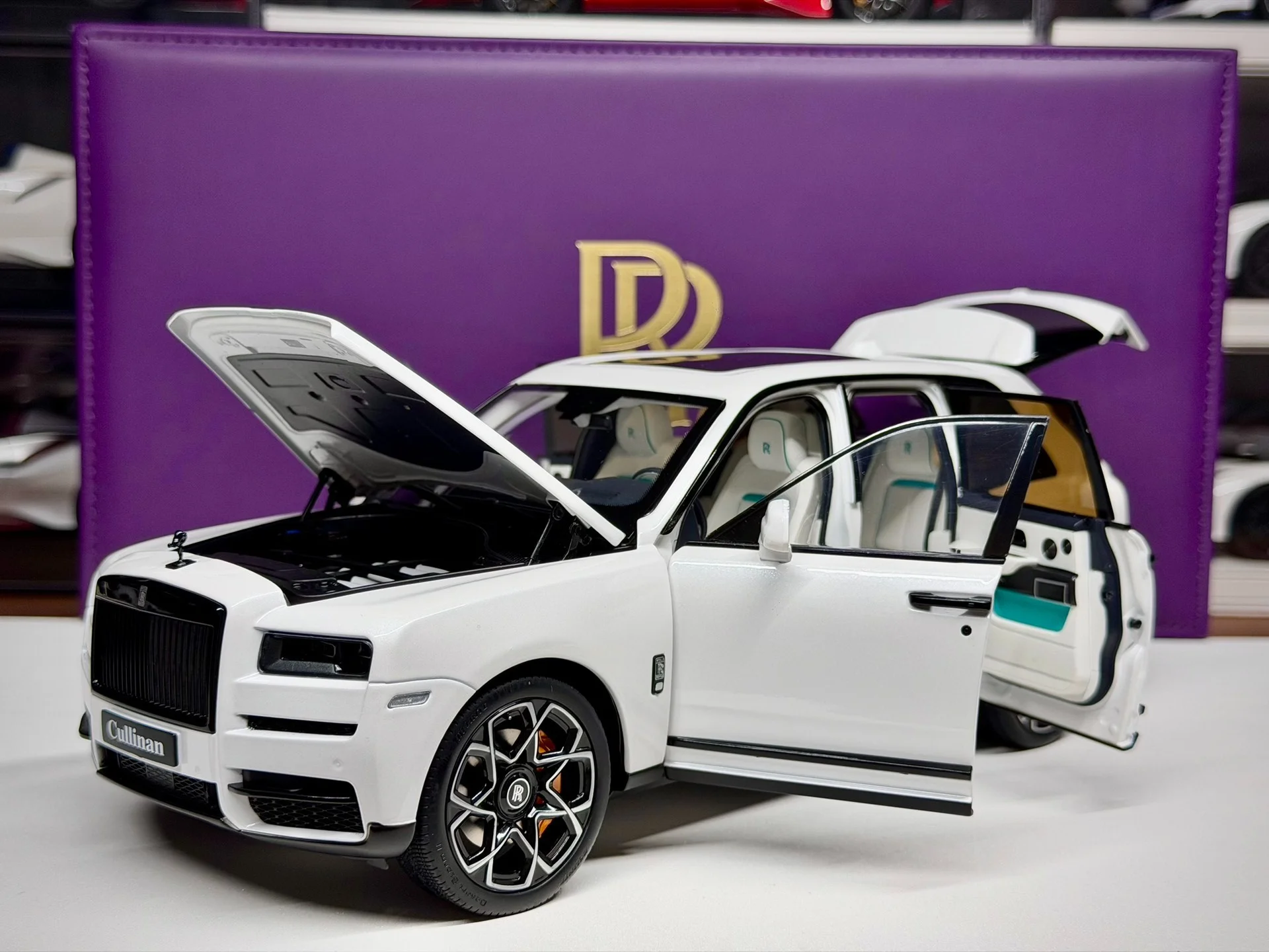 

OEM 1:18 Cullinan BB White Simulation Limited Edition All Open Alloy Metal Static Car Model Toy Gift