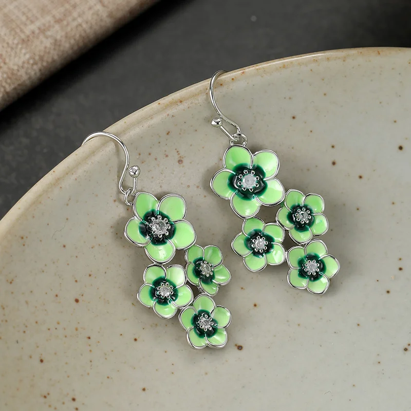 Pendientes de moda con colgante de flor en degradado verde lima para mujer, pendientes de flores de cerezo esmaltados, joyería romántica y linda para uso diario.