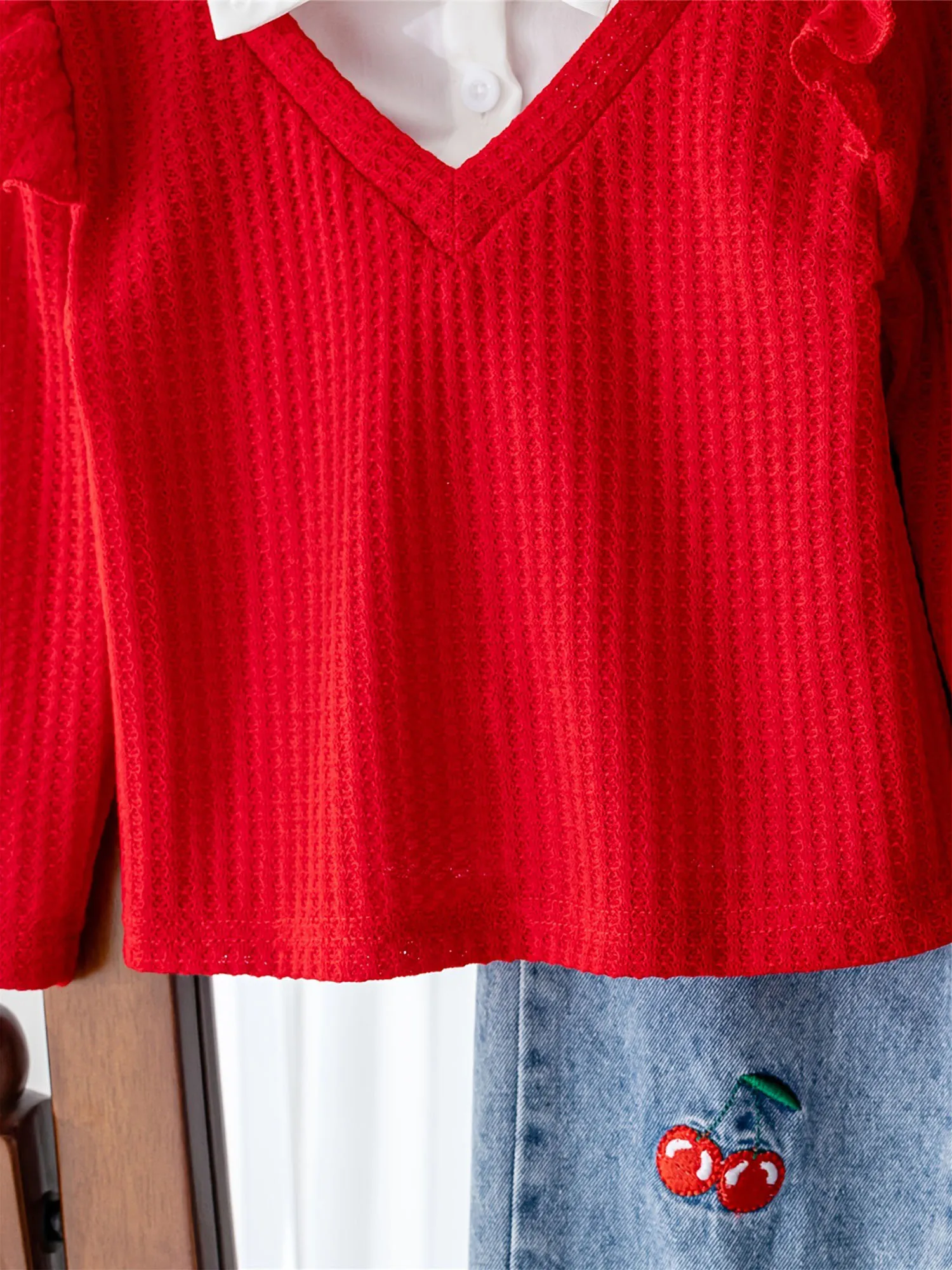 어린이 소녀 의류 복장 체리 자수가 있는 긴 소매 질감 탑 데님 바지 봄 가을 학교 일상복