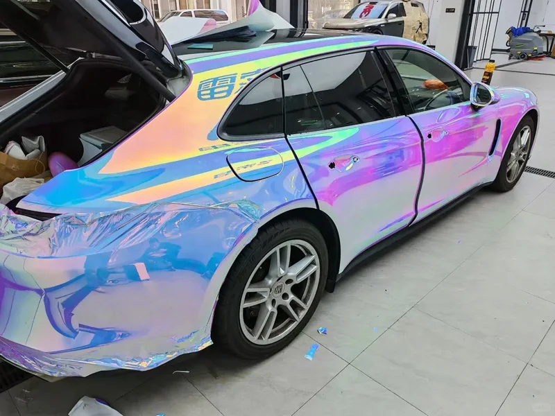 Glänzende Irisierende Holographische Regenbogen-Chrom Weiße Vinylfolie Farbwechselnde Klebefolie Motorrad Auto Wrapping Aufkleber – Detail 2