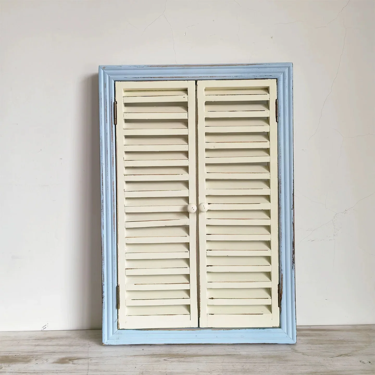 decoration-murale-rustique-en-bois-cadre-bleu-avec-volets-gris-conception-de-volet-de-fausse-fenetre-bois-massif-style-vintage-de-ferme