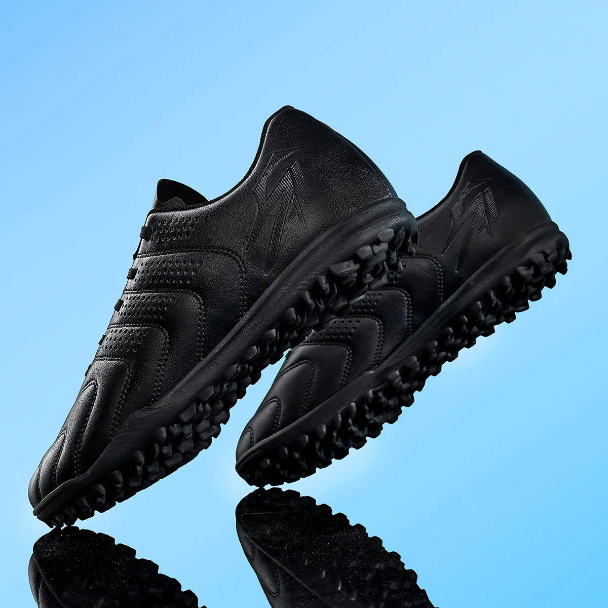 

High quality low cut TF sports football shoes, comfortable, breathable, and non slip, effectively protecting the ankle