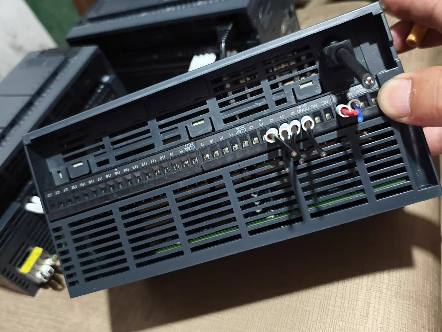 Demontagemachine Schneider PLC TM241C40U 90% van nieuwe en gebruikte functionele tests zijn normaal