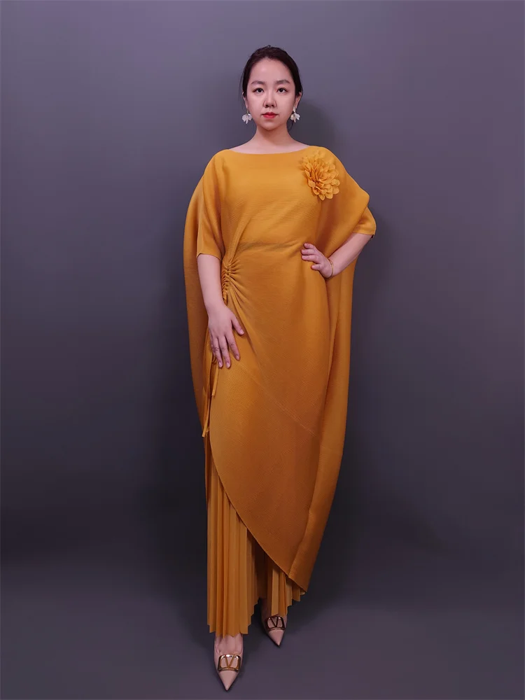 

Женский плиссированный брючный костюм Miyake, новинка 2025, трехмерное платье нестандартной формы с цветком + широкие брюки, свободный комплект из двух предметов