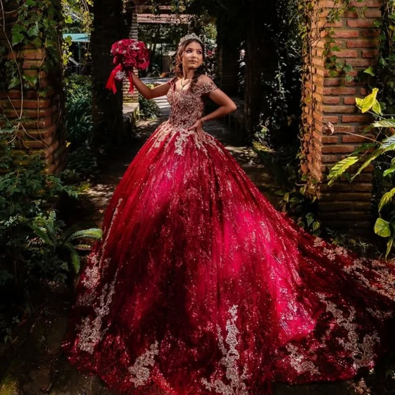 فساتين Quinceanera باللون الأحمر اللامع مخصصة قبالة الكتف كريستال بريق كريستال صائق ذيل طويل فيستدو 15 Quinceanera