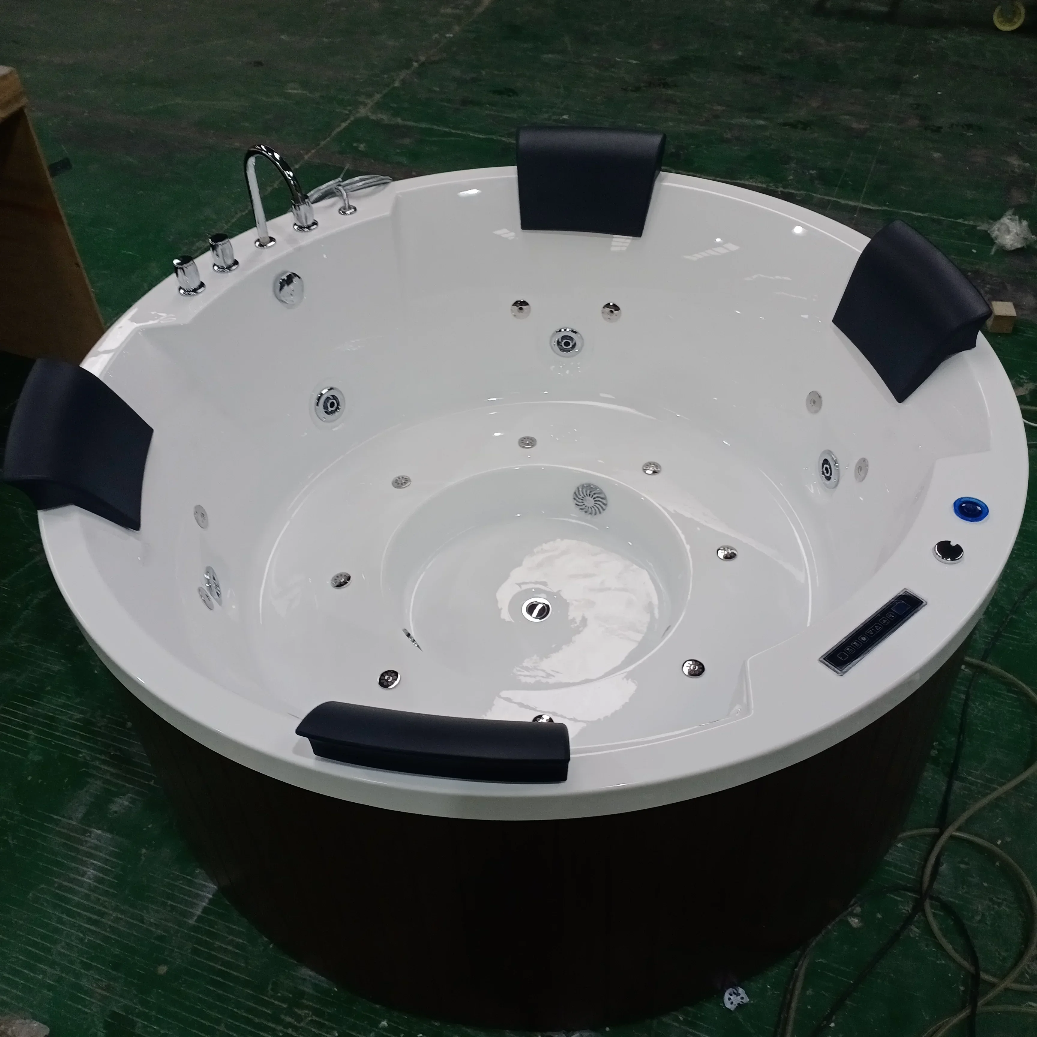 Round Modern Outdoor 4 Person Hot Tub Spa Pool Jacuzzi with Seat