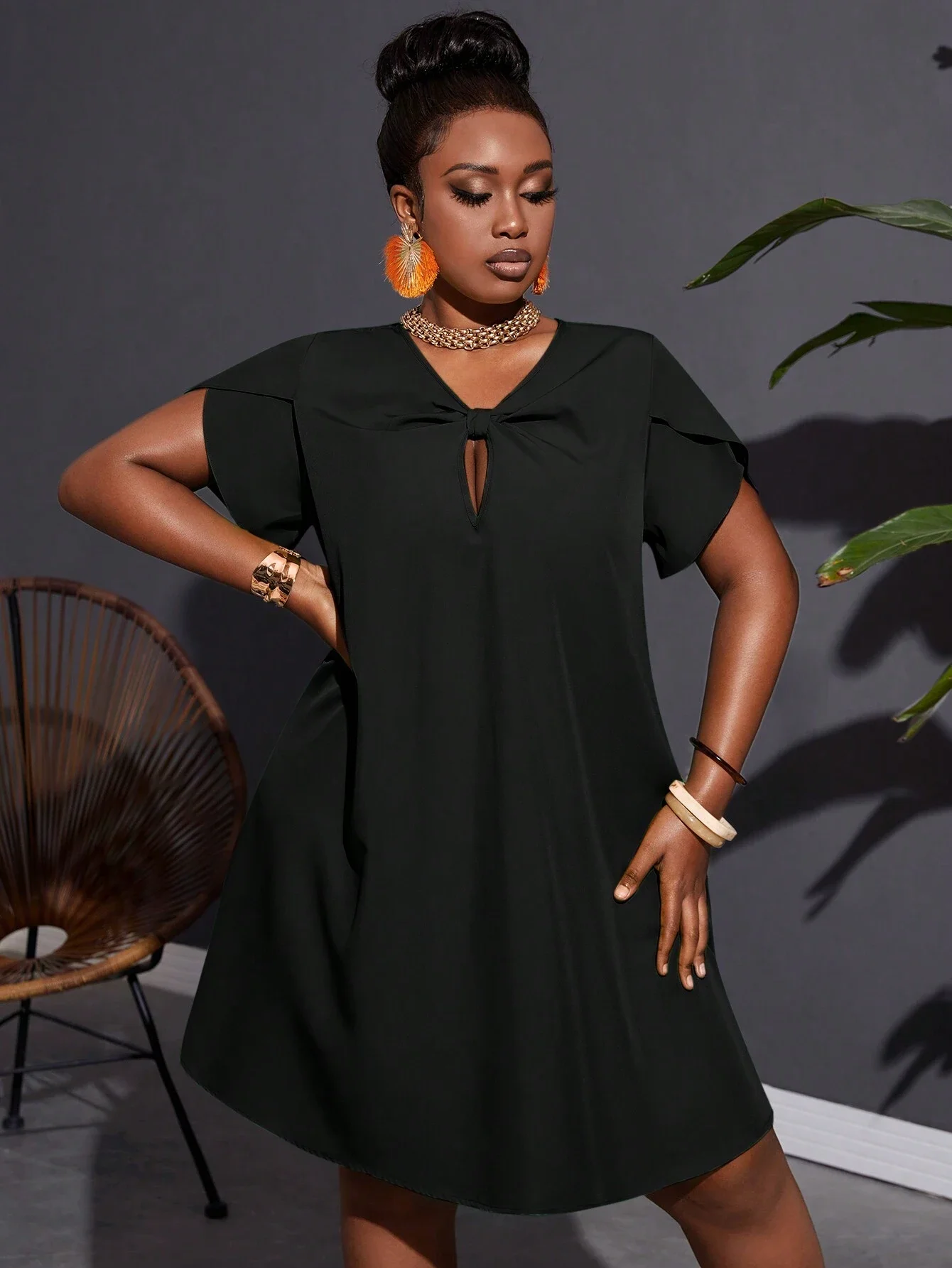 

Черное платье А-силуэта свободного кроя больших размеров с вырезом с узлом на шее для женщин